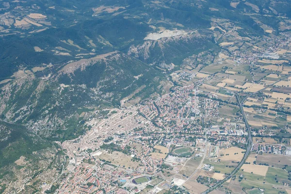 역사적 감각적 부르노 지역의 비행기에서 서쪽에서 여름의 이탈리아의 페루자 움브리아의아 — 스톡 사진