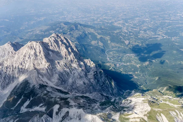 意大利阿布鲁佐 拉奎拉 Apennines Aquila Gran Sasso Corno Grande山顶陡峭的岩石峭壁从一架小飞机上的空中拍摄 — 图库照片
