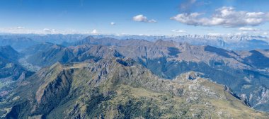 Zuccone Campelli dağ sırasının planöründen çekilen hava görüntüsü, parlak yaz ışığında güneyden çekilen, Alpler, İtalya