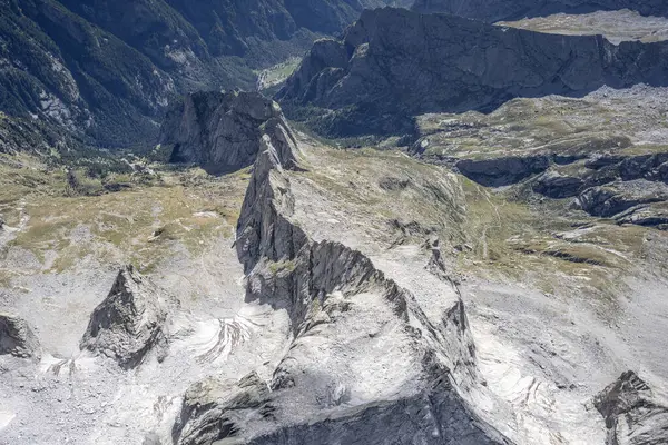 在意大利阿尔卑斯山区 从滑翔机上对梅洛谷的西松峰陡峭的山崖进行空中拍摄 在夏日明亮的阳光下从上面拍摄 — 图库照片