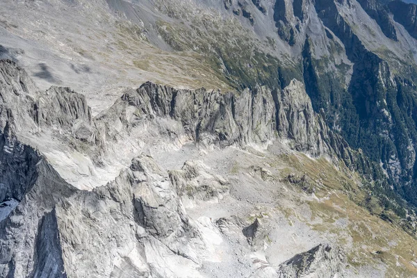 意大利阿尔卑斯山 从滑翔机上对梅洛谷的西松峰陡峭的山崖进行空中拍摄 在夏日明亮的阳光下从西边拍摄 — 图库照片