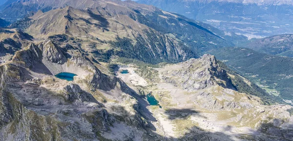 Parlak Yaz Işığında Güneyden Çekilen Neredeyse Boş Trona Dağlık Gölünün — Stok fotoğraf