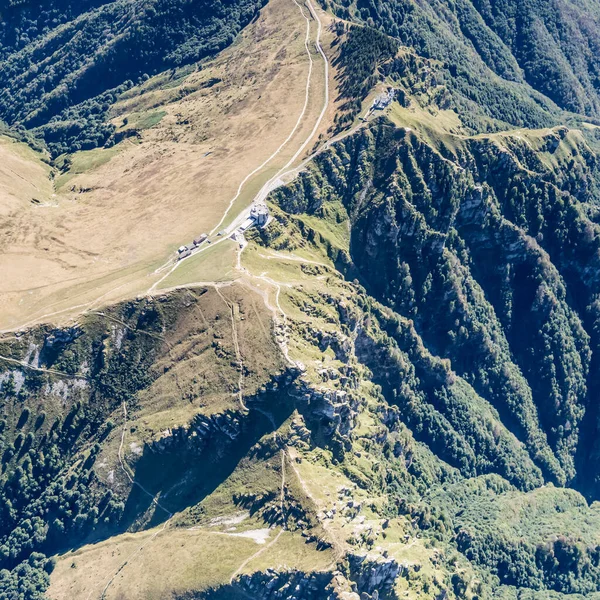 从滑翔机上对位于意大利阿尔卑斯山区Generoso峰的铁路山顶车站的空中拍摄 在夏日明亮的灯光下从北方拍摄 — 图库照片