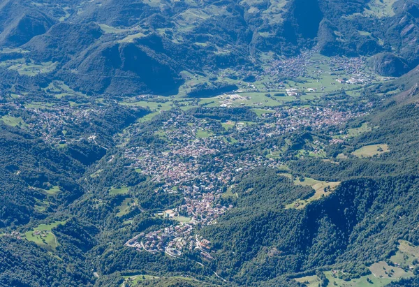 Εναέρια Λήψη Από Ένα Ανεμόπτερο Των Ορεινών Χωριών Barzio Και — Φωτογραφία Αρχείου
