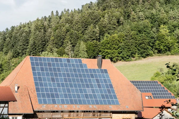 Grote Fotovoltaïsche Installatie Dak Van Grote Traditionele Boerderij Bos Opgenomen — Stockfoto