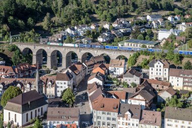 Hornberg, 2022 Eylül 2022, kargo treni ile tarihi köydeki eski tren köprüsünde, parlak yaz ışığında 9 Eylül 'de Hornberg, Kara Orman, Baden Wuttenberg, Almanya