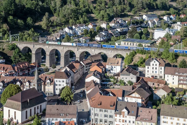 Hornberg 2022 Szeptember Citysacape Tehervonattal Régi Vasúti Hídon Hiustorikus Faluban — Stock Fotó