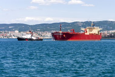 Kargo gemisi ve römorkör tekne