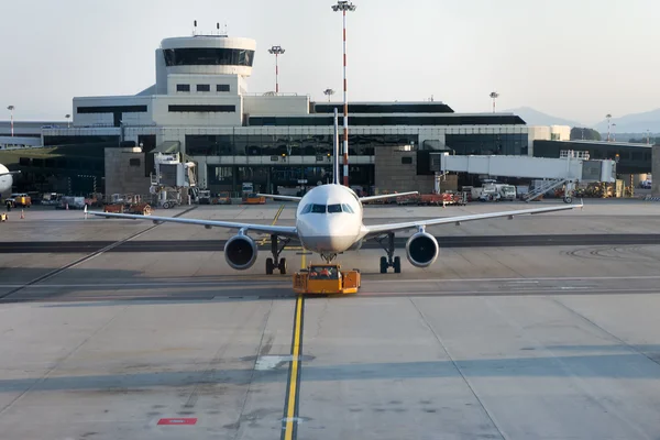 Flugzeug im Flughafen — Stockfoto