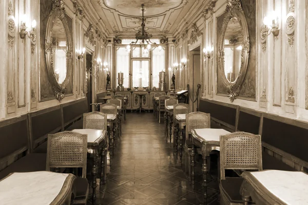 Interiér kavárny vinobraní s dřevěným nábytkem — Stock fotografie