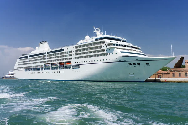 Large white cruise ship — Stock Photo, Image