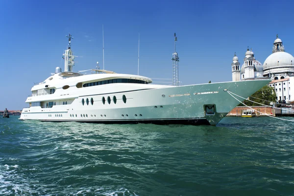 Grande yacht a motore bianco — Foto Stock