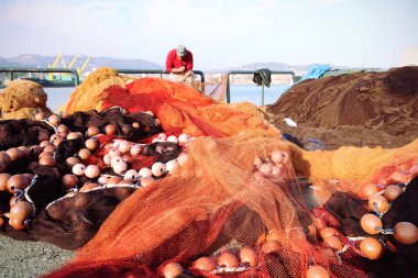 red en el muelle de pesca después de día de pesca