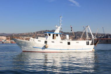 Denizde balıkçı teknesi