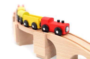 Oyuncak tren beyaz arkaplanda izole edildi