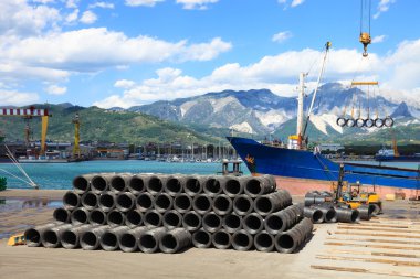 forklift ve gemi limana demir tel