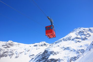 Kırmızı teleferik