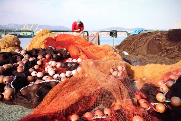 Рыболовные сети на набережной после рыбалки — стоковое фото