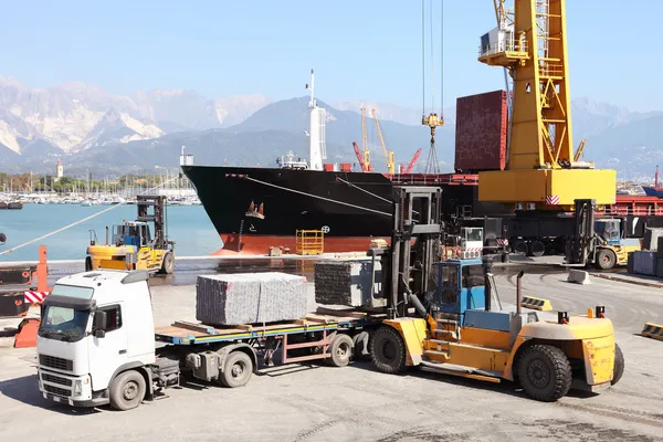 forklift kamyon ve gemi ile ticari liman