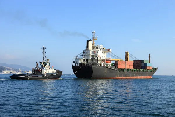 Containerschip en sleepboot boot — Stockfoto