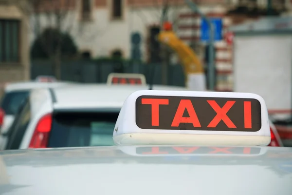 Taxi teken op een cab — Stockfoto