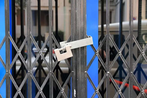 dükkan kapalı asma kilit ile