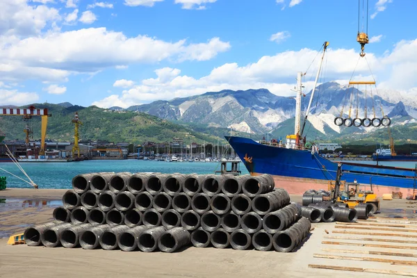 Alambre de hierro en el puerto con carretilla elevadora y barco — Foto de Stock