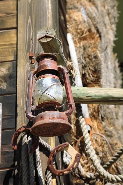 Linterna oxidada, lámpara de aceite —  Fotos de Stock