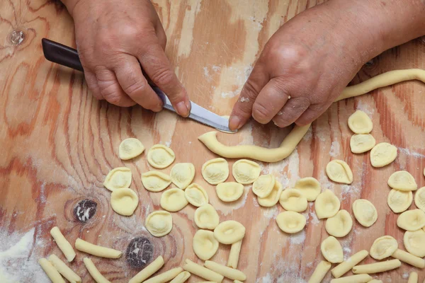 Orecchiette makarna yapımı