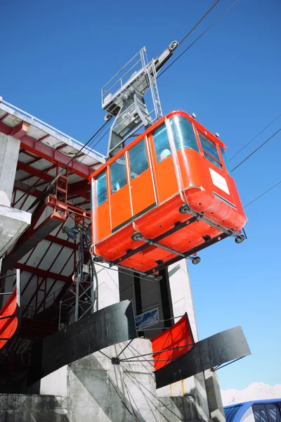 Funivia rossa nella stazione sciistica — Foto Stock