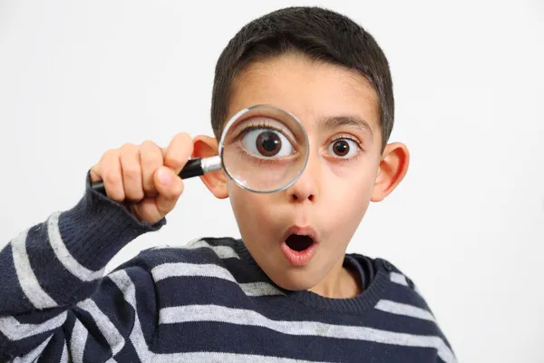 küçük bir çocuk ile sürpriz arıyor