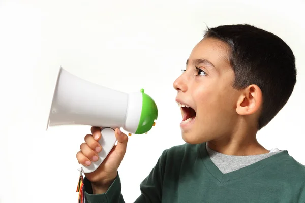 Молодий хлопчик кричить в мегафоні — стокове фото