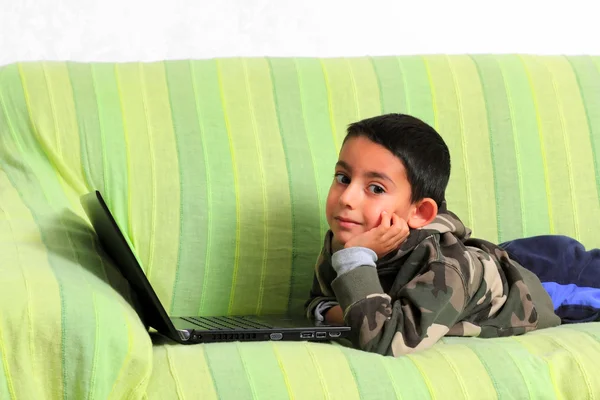 Niño sonriente con portátil —  Fotos de Stock