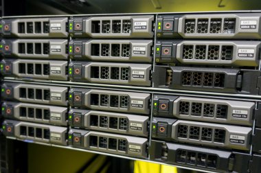 Sabit diskleri olan veri merkezi