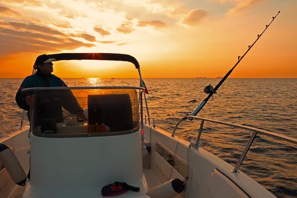 Barco de pesca moderna ao nascer do sol — Fotografia de Stock