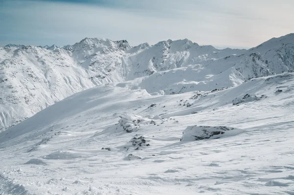 Alperna berg täckta med snö på vintern, Italien — Stockfoto
