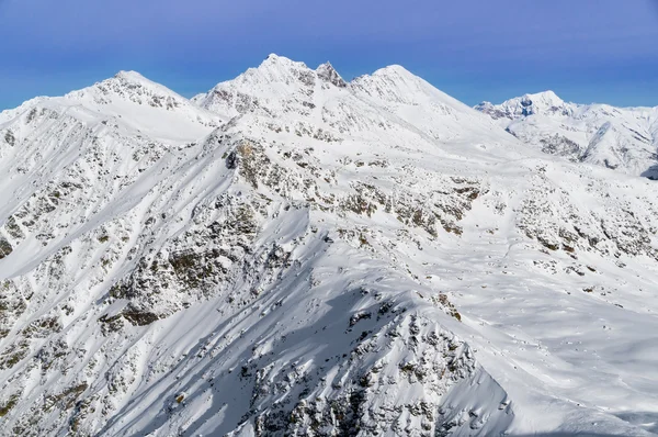 Alpy hory pokryté sněhem v zimě, Itálie — Stock fotografie