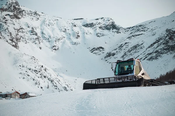 Arado de nieve en la montaña —  Fotos de Stock