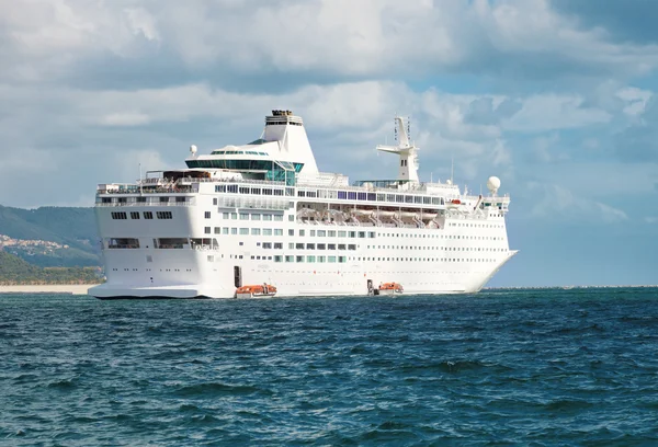 Navio de cruzeiro na navegação — Fotografia de Stock