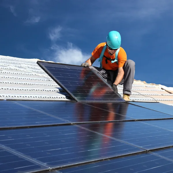 Mann installiert Solarzellen — Stockfoto