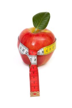 elma yeşil yaprak ve bir ölçüm bandı ile