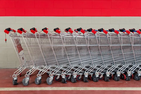 Rij van lege shopping carts in de supermarkt — Stockfoto