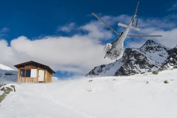 在 gressoney 滑雪度假村，蒙泰罗萨，意大利滑雪斜坡上直升机. — 图库照片