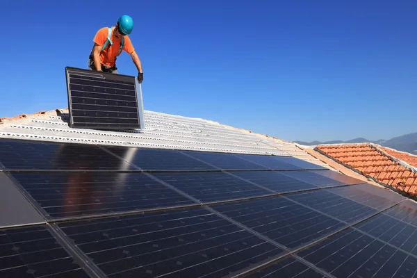 Alternatieve energie fotovoltaïsche zonnepanelen installeren — Stockfoto