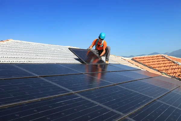 Installera alternativ energi solceller solpaneler — Stockfoto