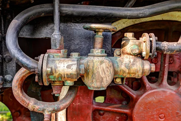 Старые ржавые трубы промышленного назначения и клапан — стоковое фото
