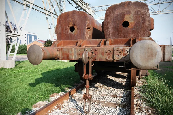 Tren oxidado sobre raíles —  Fotos de Stock