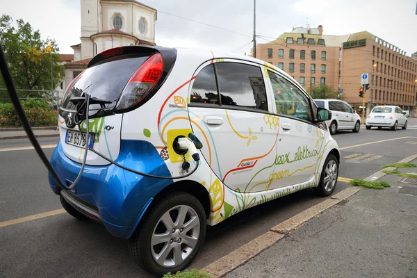 Electric car charging — Stock Photo, Image