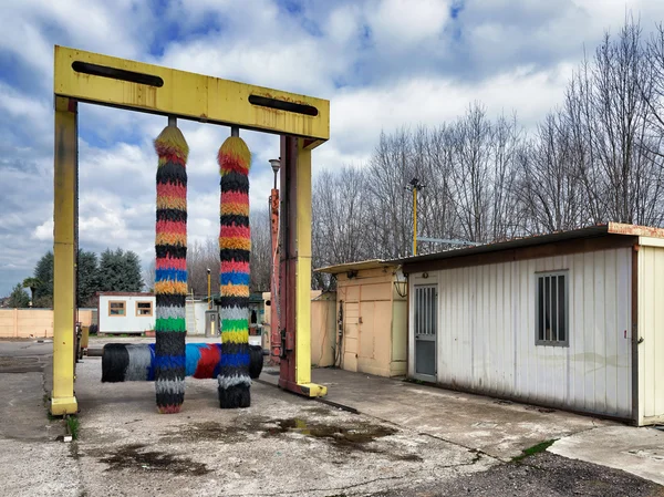 Auto- en vrachtwagenverkeer wassen plant — Stockfoto