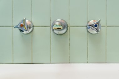 Banyoda eski bir musluk.